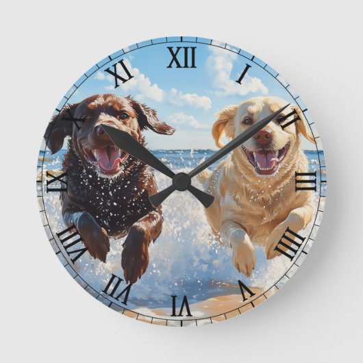 Zwei Labrador Retriever am Strand Runde Wanduhr (Vorderseite)
