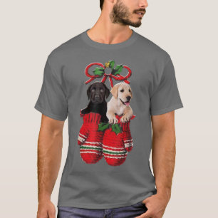 Zwei Labrador Retriever Dog Inside Gloves Weihnach T-Shirt