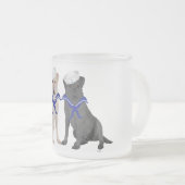 Zwei Labrador Retrievers Mattglastasse (VorderseiteRechts)