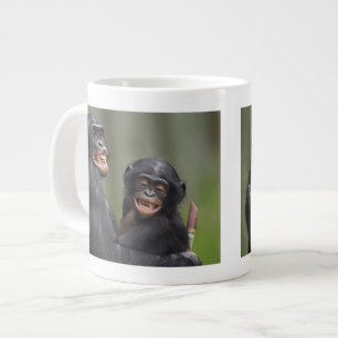 Zwei lächelnde Bonobos Jumbo-Tasse