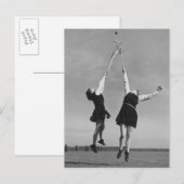 Zwei Lacrosse Spieler springen für den Ball. Postkarte (Vorne/Hinten)