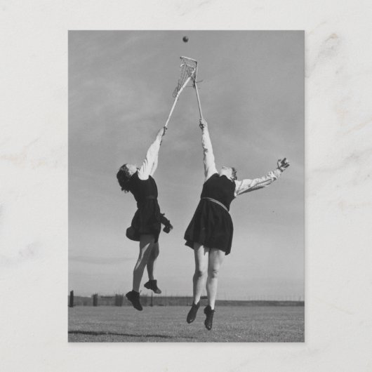 Zwei Lacrosse Spieler springen für den Ball. Postkarte (Vorderseite)