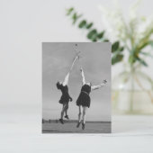 Zwei Lacrosse Spieler springen für den Ball. Postkarte (Stehend Vorderseite)