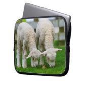 Zwei Lämmer Weiden Laptopschutzhülle (Vorderseite Links)