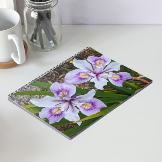 Zwei Lila Beunirs Floral Notizblock