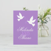 Zwei lila Liebesvögel Hochzeit RSVP Einladung (Stehend Vorderseite)
