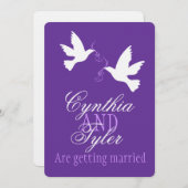 Zwei lila Liebesvögel laden zur Hochzeit ein Einladung (Vorne/Hinten)