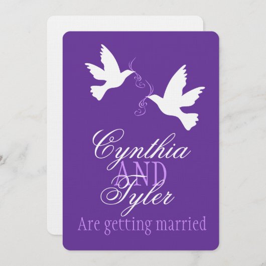 Zwei lila Liebesvögel laden zur Hochzeit ein Einladung (Vorne/Hinten)