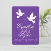 Zwei lila Liebesvögel laden zur Hochzeit ein Einladung (Stehend Vorderseite)