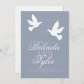 Zwei lila Liebesvögel laden zur Hochzeit ein Einladung (Vorne/Hinten)