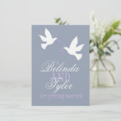 Zwei lila Liebesvögel laden zur  Hochzeit ein Einladung (Stehend Vorderseite)