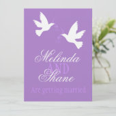 Zwei lila Liebesvögel laden zur Hochzeit ein Einladung (Stehend Vorderseite)