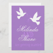 Zwei lila Liebesvögel laden zur  Hochzeit ein Einladung (Vorne/Hinten)