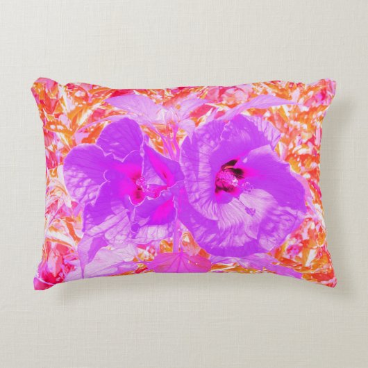 Zwei Lila und heiße Pink Pum Crazy Hibiskus in Rot Dekokissen (Vorderseite)
