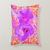 Zwei Lila und heiße Pink Pum Crazy Hibiskus in Rot Dekokissen (Vorderseite(Vertikal))