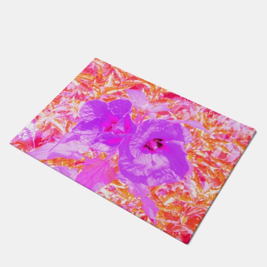 Zwei Lila und heiße Pink Pum Crazy Hibiskus in Rot Fußmatte (Schrägansicht)