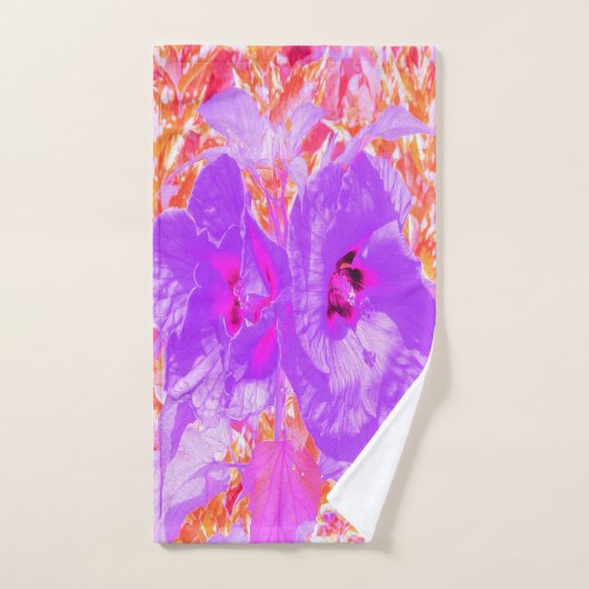 Zwei Lila und heiße Pink Pum Crazy Hibiskus in Rot Handtuch (Handtuch)