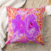 Zwei Lila und heiße Pink Pum Crazy Hibiskus in Rot Kissen (Decke)