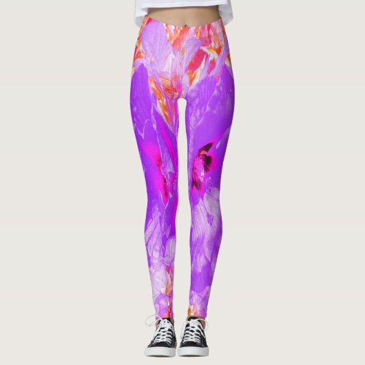 Zwei Lila und heiße Pink Pum Crazy Hibiskus in Rot Leggings (Vorderseite)
