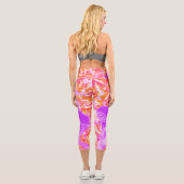 Zwei Lila und heiße rosa Pollen Crazy Hibiskus Capri Leggings (Rückseite)