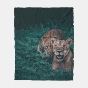 ZWEI LIONEN AUF GRÜNEN PFLANZE FLEECEDECKE