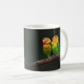 Zwei Lovebirds auf einer Zweigniederlassung Kaffeetasse (VorderseiteRechts)