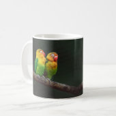 Zwei Lovebirds auf einer Zweigniederlassung Kaffeetasse (Vorderseite Links)