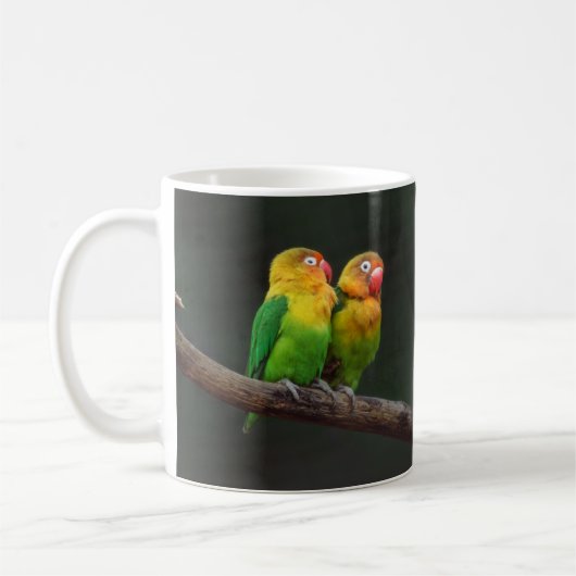 Zwei Lovebirds auf einer Zweigniederlassung Kaffeetasse (Links)