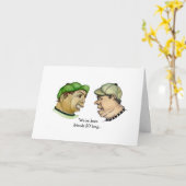 Zwei lustige Typ-Freunde sehen aus wie Karte (Gelbe Blume)