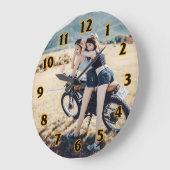 Zwei Mädchen auf einem Motorrad Große Wanduhr (Winkel)