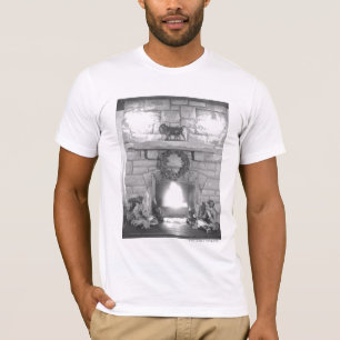 Zwei Mädchen, die durch einen Kamin am Weihnachte T-Shirt