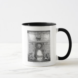 Zwei Mädchen, die durch einen Kamin am Weihnachte Tasse