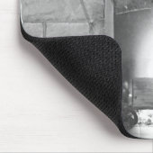 Zwei Mädchen, die durch einen Kamin am Weihnachten Mousepad (Ecke)