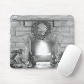 Zwei Mädchen, die durch einen Kamin am Weihnachten Mousepad (Mit Mouse)