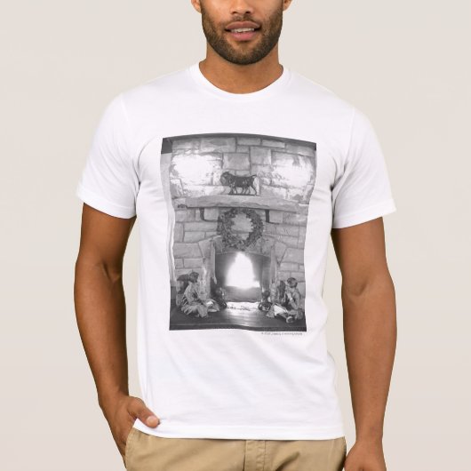 Zwei Mädchen, die durch einen Kamin am Weihnachten T-Shirt (Vorderseite)