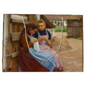 Zwei Mädchen mit Arbeit in einem Bauernhof Große Geschenktüte (Rückseite)