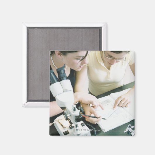 Zwei Mädchen mit Mikroskop Magnet (Vorderseite/Rückseite)