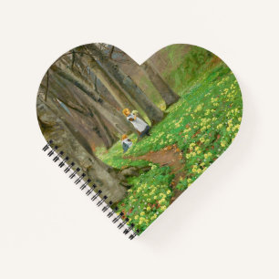 Zwei Mädchen pflücken im Frühjahrswald Blume Notizblock