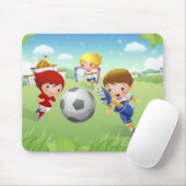 Zwei Mädchen und ein Junge, der Fußball spielt Mousepad (Mit Mouse)