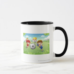 Zwei Mädchen und ein Junge, der Fußball spielt Tasse