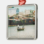 Zwei Männer auf einem Boot - Saigon Fluss Silbernes Ornament (Links)
