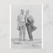 Zwei Männer auf Steinen Postkarte (Vorderseite)