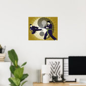 Zwei Männer darstellende Kampfkünste vor einem Poster (Heimbüro)