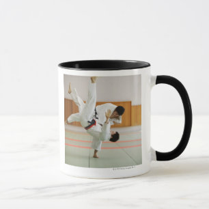 Zwei Männer, die in einem Judo-Match 3 Tasse