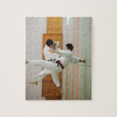 Zwei Männer im Judo-Match 3 Puzzle (Vertikal)