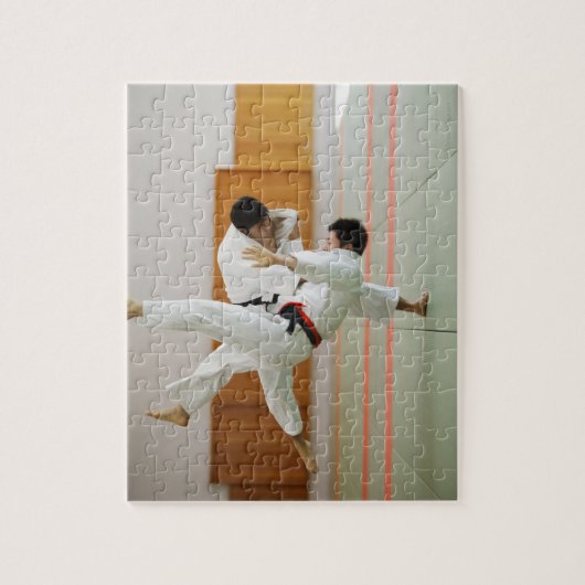 Zwei Männer im Judo-Match 3 Puzzle (Vertikal)