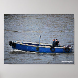 Zwei Männer und ein blaues Boot Poster