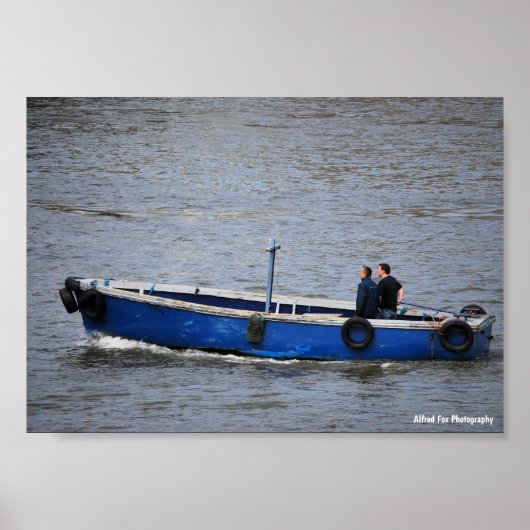 Zwei Männer und ein blaues Boot Poster (Vorne)
