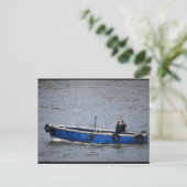 Zwei Männer und ein blaues Boot Postkarte (Stehend Vorderseite)