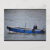 Zwei Männer und ein blaues Boot Postkarte (Vorderseite)